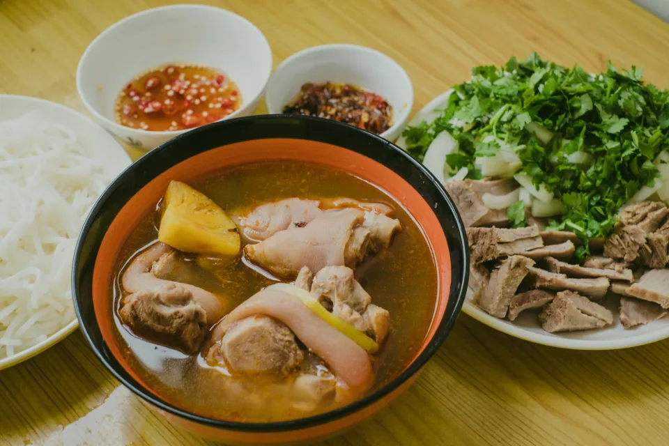 Bếp nấu món nóng